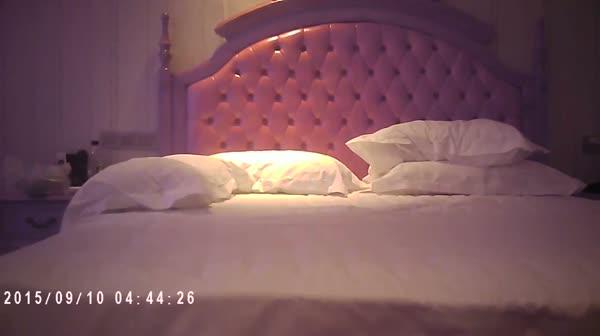 大炮哥酒店微信约战丰乳肥臀一线天肥逼贵妇太有手法了连舔带抠把妹纸搞的大声呻吟啪啪射一炮休息再干一炮